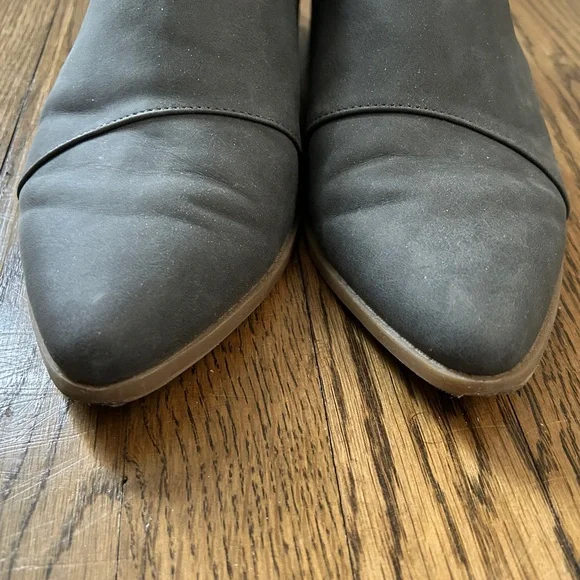 EUC 10W Wide Universal Thread Gray Vegan Suede Shootie Flat with cut out - Picture 8 of 10